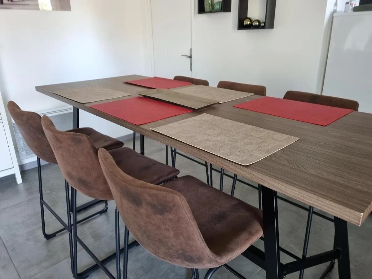 Appartement Rez-de-jardin avec vue sur la Sainte Victoire à Rousset  France